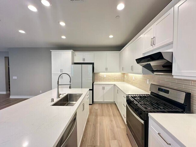 Building Photo - 4 BEDROOM HOME FOR LEASING IN Ontario