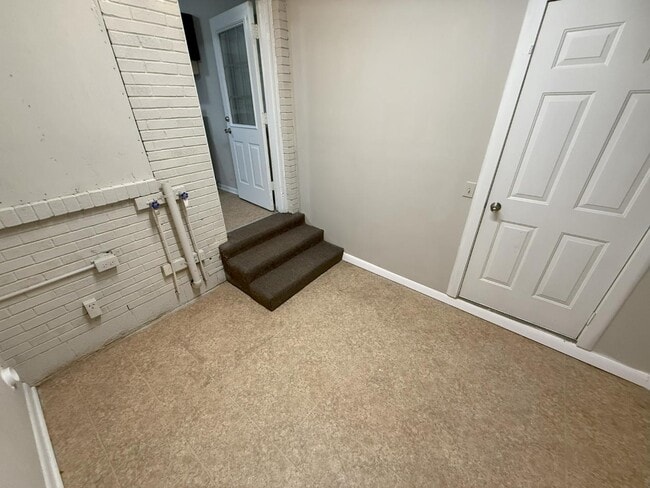 Building Photo - 1711 Southwind Dr