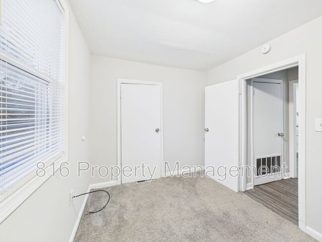 Building Photo - 126 S Village Terrace