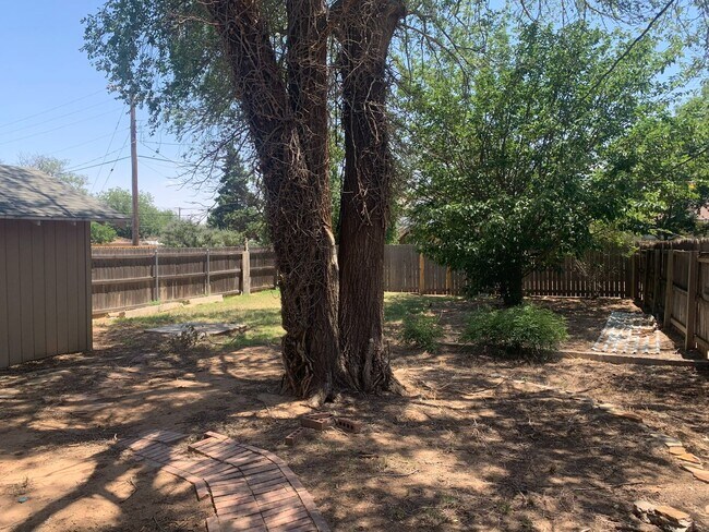 Building Photo - Pre-Leasing - 2 bed 1 bath