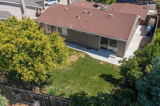 Building Photo - AVAILABLE NOW - 3Bed/2Bath Home for rent i...