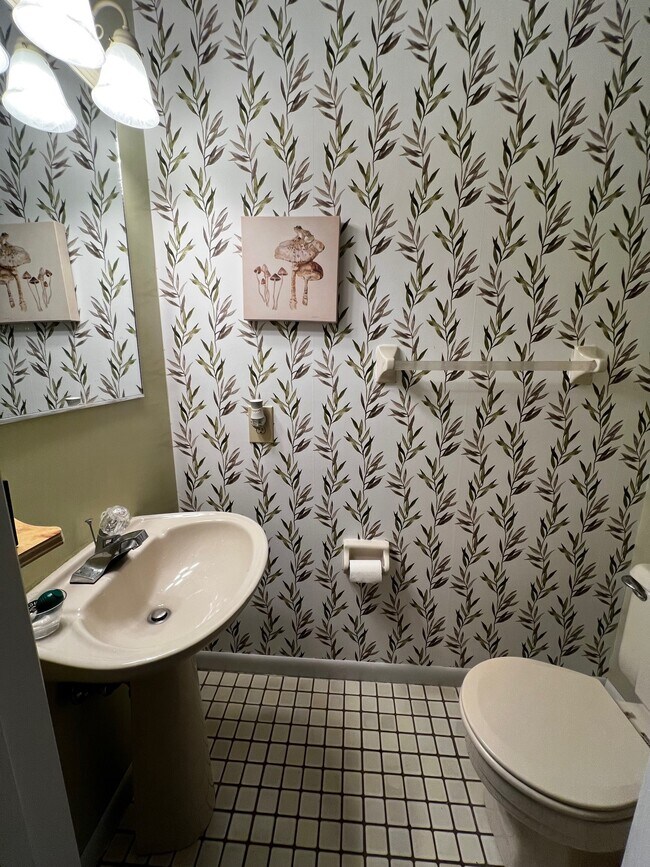 Building Photo - 123 Skyview Dr