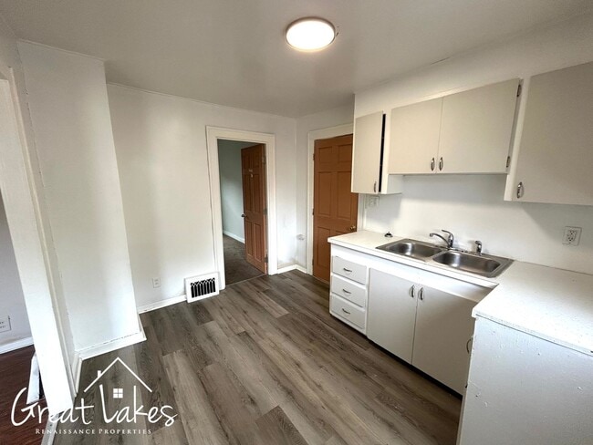 Building Photo - Charming 2 Bedroom 1 Bathroom now available for rent