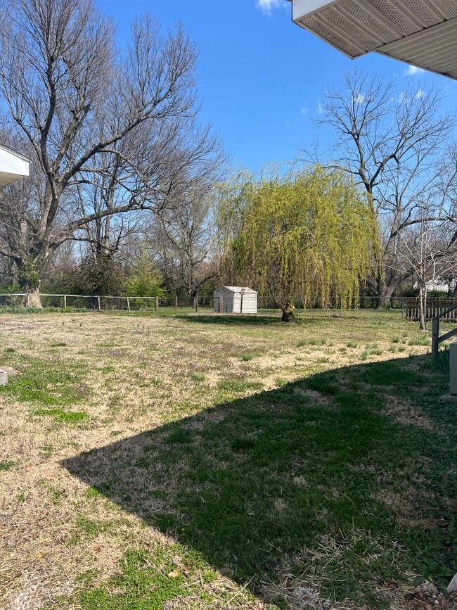 Building Photo - 3 bedrooms/2 bathrooms with detached 2 car...