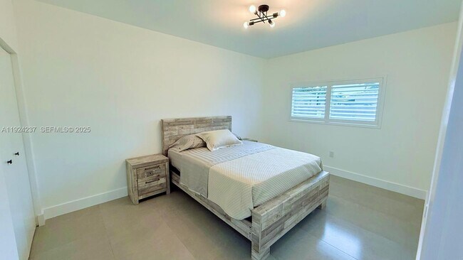 Building Photo - 4701 NE 3rd Ave