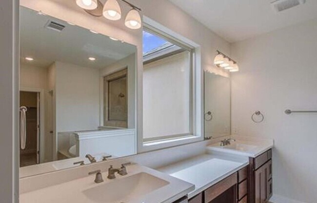 Building Photo - Beautiful Home 4BED/3BATH house for lease, located down the street from the Historic Gruene