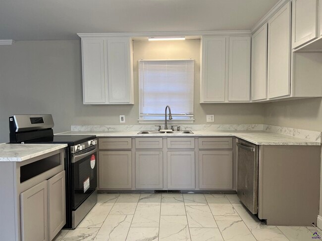 Building Photo - 4075 Meadowbrook Dr