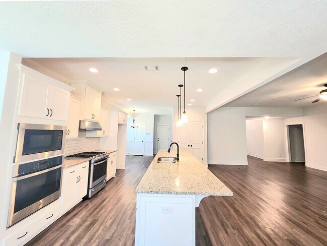 Building Photo - 734 Bancroft Dr