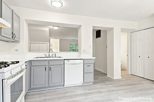 Building Photo - 259 W Whispering Oaks Ln