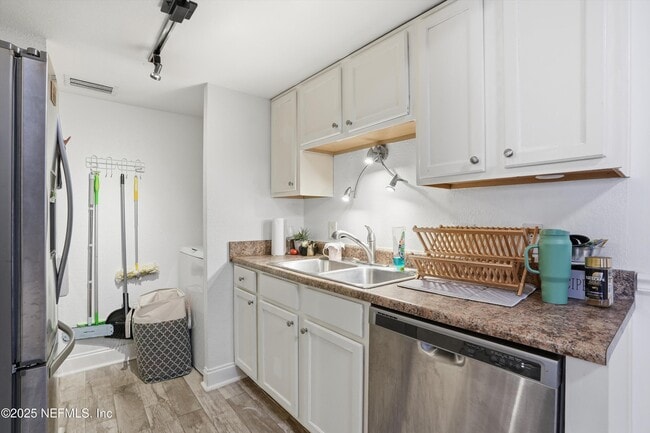 Building Photo - 3737 Loretto Rd