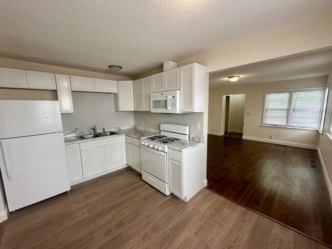 Building Photo - Large 1 bedroom side by side w/ LOTS Of UP...
