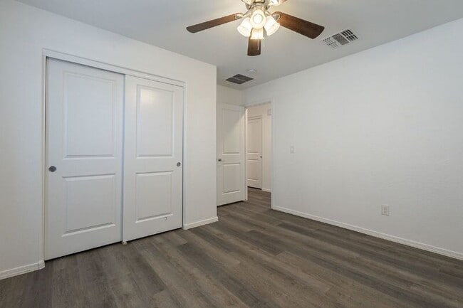 Building Photo - 1536 E Demain Dr