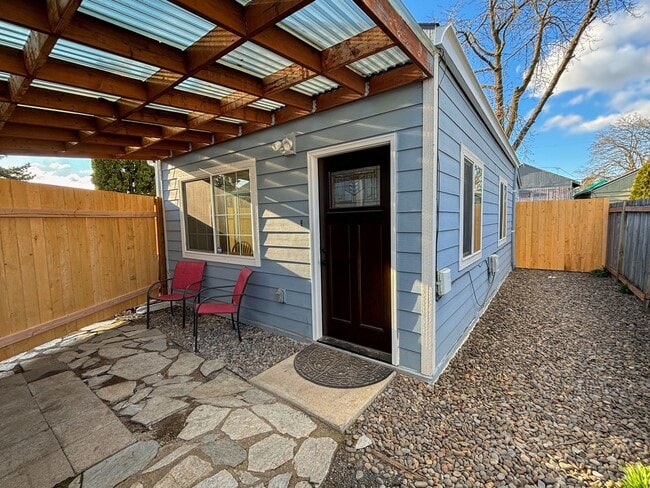 Building Photo - Charming 1-bedroom, 1-bathroom house