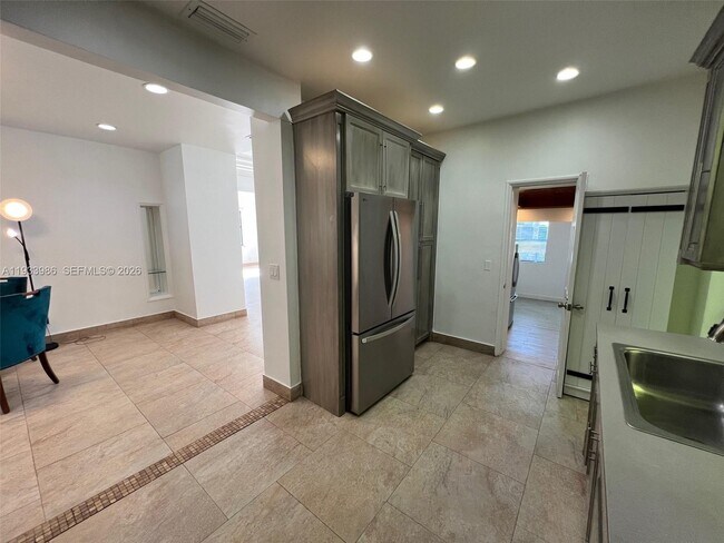 Building Photo - 4575 Post Ave