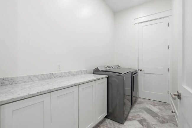 Building Photo - 304 Palm Beach Dr