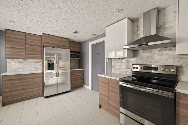 Building Photo - 2130 Round Lake Dr