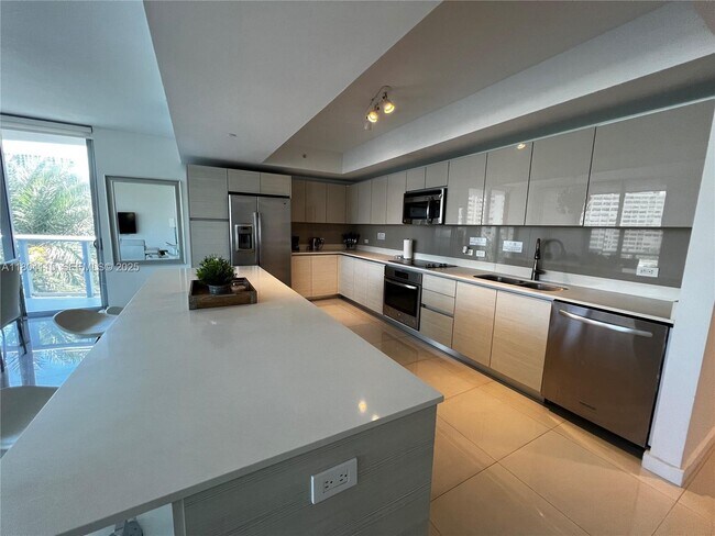 Building Photo - 2600 E Hallandale Beach Blvd