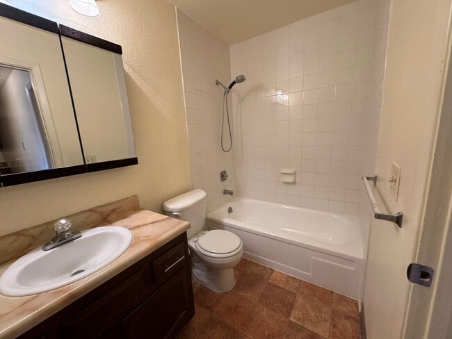 Building Photo - 2104 Roosevelt Dr
