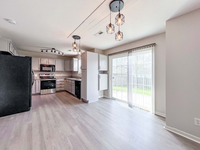 Building Photo - 3 Bed / 2.5 Bath Home with Fenced Backyard, Garage & Extra Storage