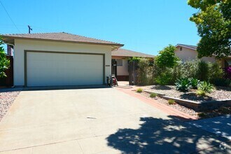 Building Photo - 4 bedroom 2 bath! Forced air, hardwood flo...