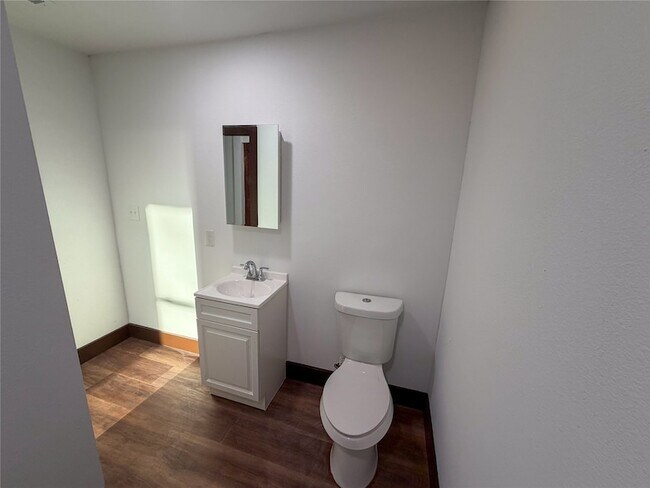 Building Photo - 107 E Stone St