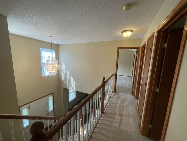 Building Photo - Large Home for rent in Bellevue