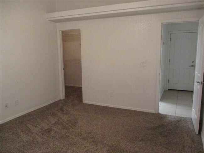 Building Photo - 5543 Clubhouse Ct