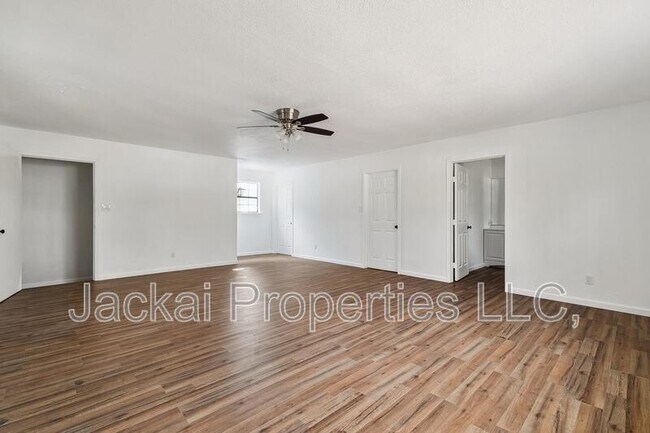 Building Photo - 2038 Avon Dr
