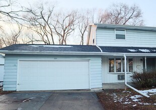 Building Photo - 2 Bed 1.5 Bath Duplex
