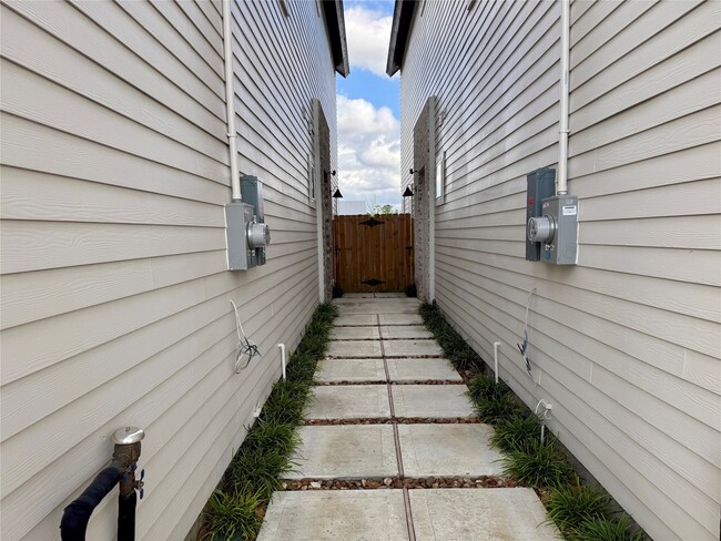 Building Photo - 5624 Bertellis Ln