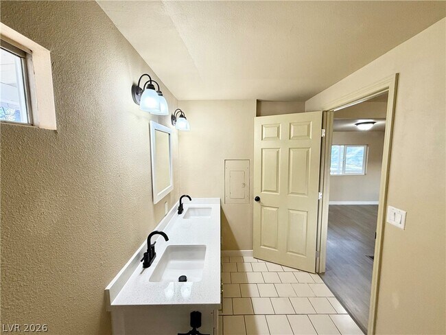 Building Photo - 1480 W Irons St