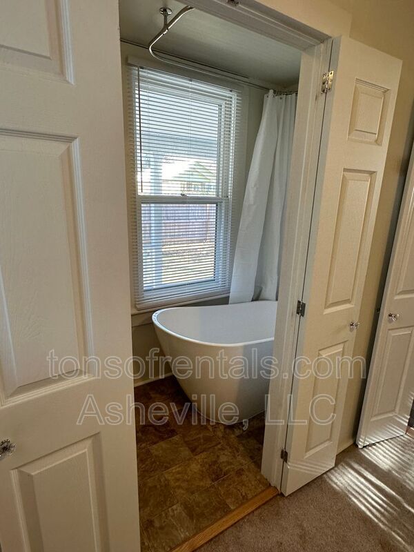 Building Photo - 326 Spring St