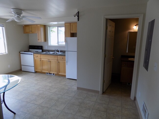 Building Photo - 407 2nd St W