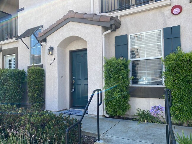 Building Photo - Beautiful Townhome in the Cascada Communit...