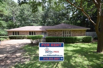 Building Photo - Spacious 3 Bedroom Home