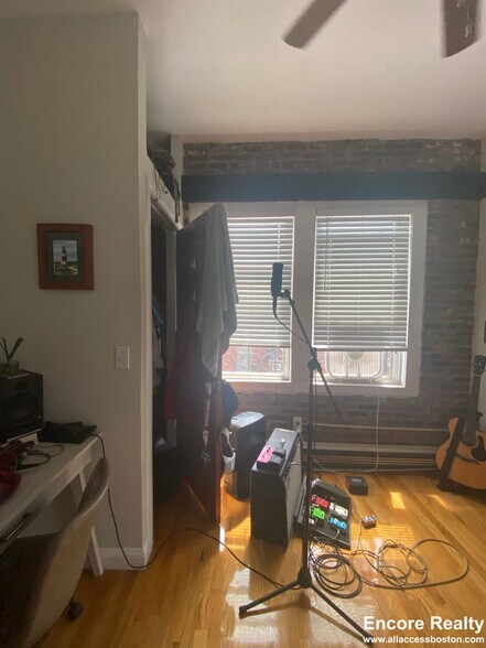 Building Photo - 28 Fleet St