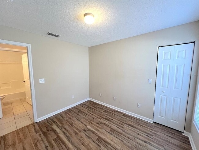 Building Photo - 4 Eton Ln