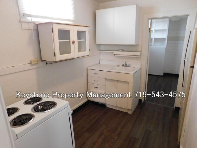 Building Photo - Move-In Special! $400 Off! -  Eastside Efficiency Apt in Triplex  $800/$800
