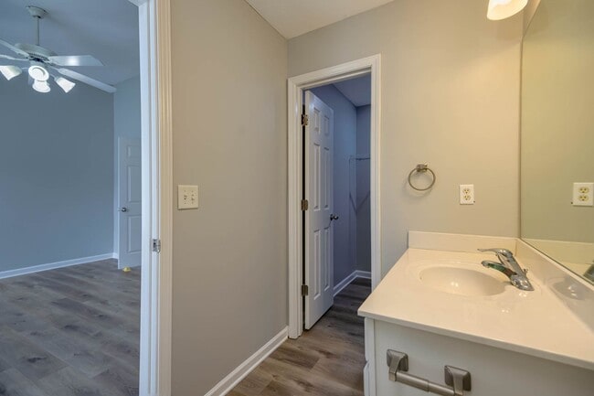 Building Photo - Lee Crossing Neighborhood, Easy access to ...