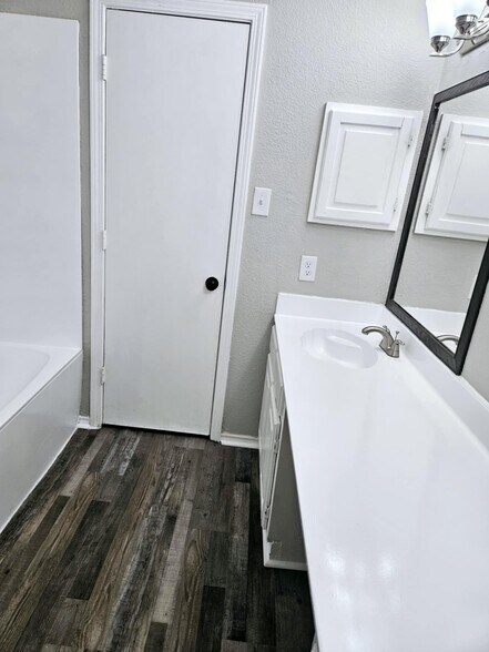 Building Photo - 3406 Country Club Dr W