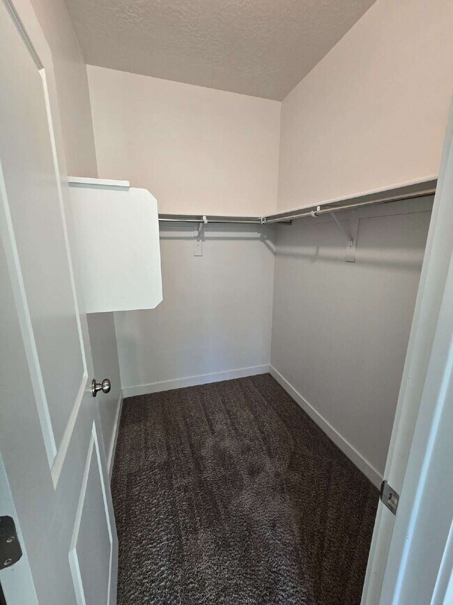 Building Photo - "Chic 3-Bed Townhouse with Pool Access in Bluffdale!"