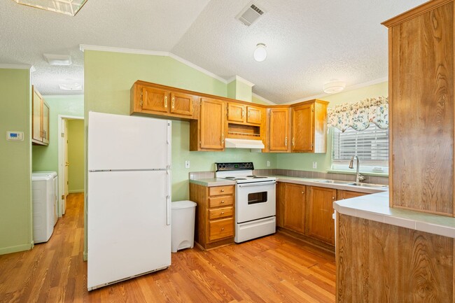 Building Photo - New rental now available in Del Grande!!