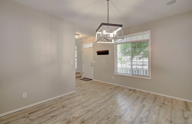 Building Photo - Large 2 Story 4bd 2.5ba Home in Vancouver