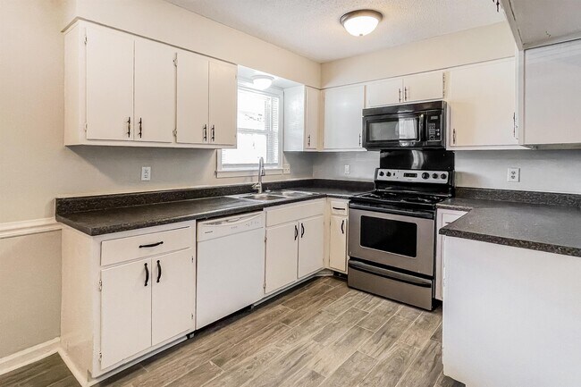Building Photo - 4290 Park Forest Dr