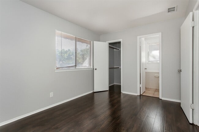 Building Photo - 2121 Travis Dr