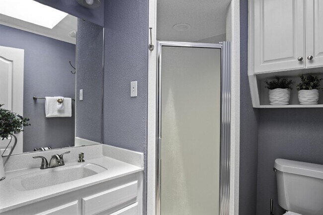 Building Photo - "Spacious 4-Bedroom Home with 3 Full Baths...
