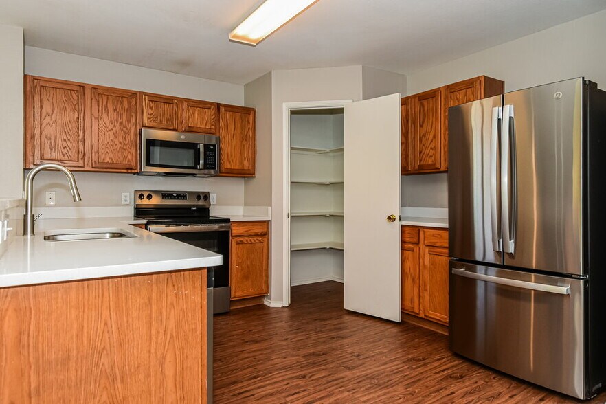 Building Photo - 3884 Pinebluff Ln