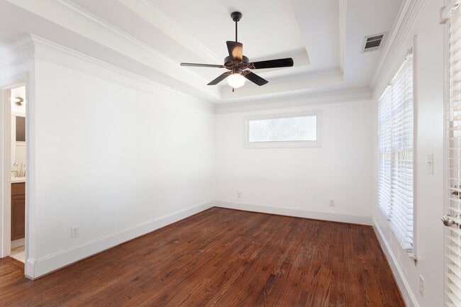 Building Photo - Updated 3/2 Bungalow w/ Large Backyard & M...