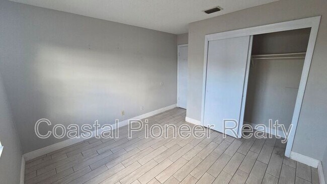 Building Photo - 7210 N Manhattan Ave