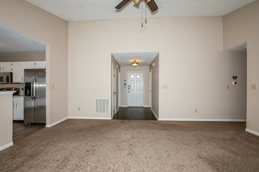 Building Photo - 5751 Ashcroft Dr